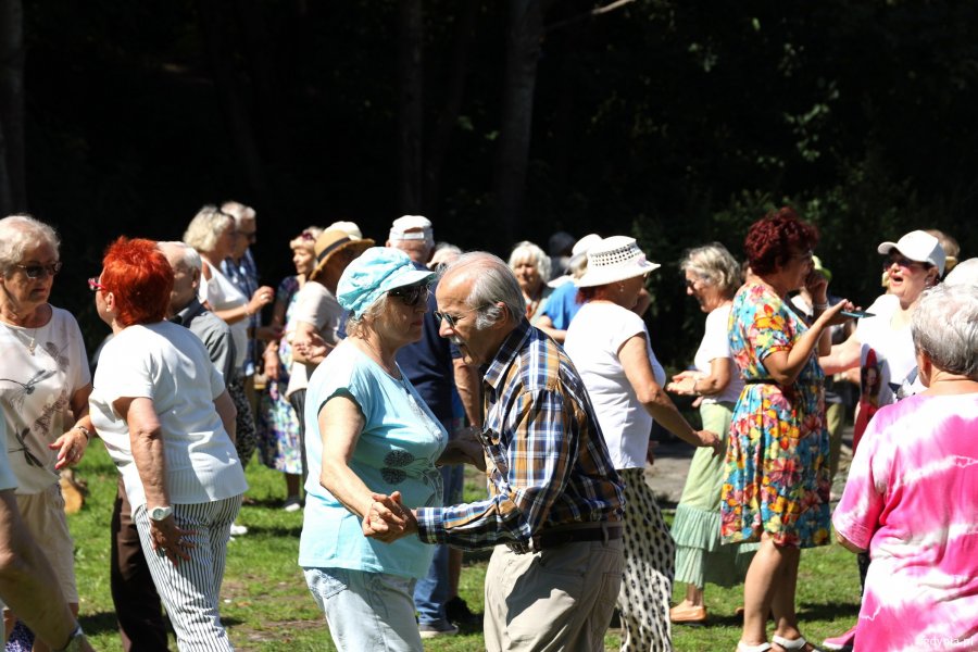 Uczestnicy pikniku dla senior&oacute;w na Polance Redłowskiej