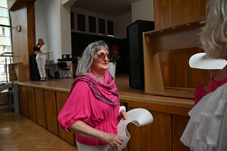 kobieta w różowym ubraniu wchodzi na scenę