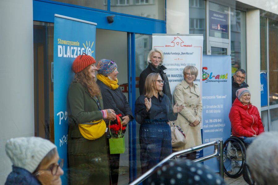 Przedstawicielki gdyńskich organizacji pozarządowych, które zorganizowały wystawę, podczas wernisażu przed Centrum Integracja w Gdyni