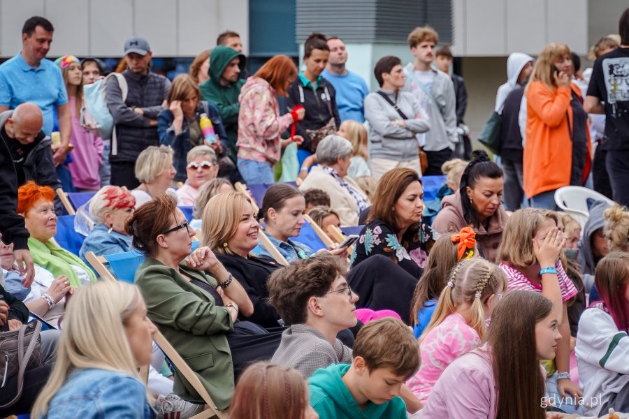 Gala finałowa Międzynarodowego Festiwalu Piosenki Gdynia Open w muszli koncertowej na placu Grunwaldzkim - publiczność, w środku wiceprezydentka Gdyni Oktawia Gorzeńska (fot. Kamil Złoch)