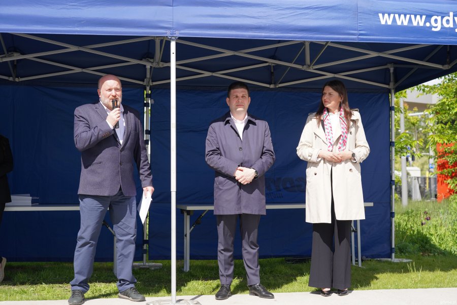 Od lewej m.in.: Tadeusz Schenk, Ogrodnik Miasta Gdyni,  Maciej Zielonka, wiceprezydent Gdyni i Mariola Śrubarczyk-Cichowska, wiceprzewodnicząca Rady Miasta Gdyni
