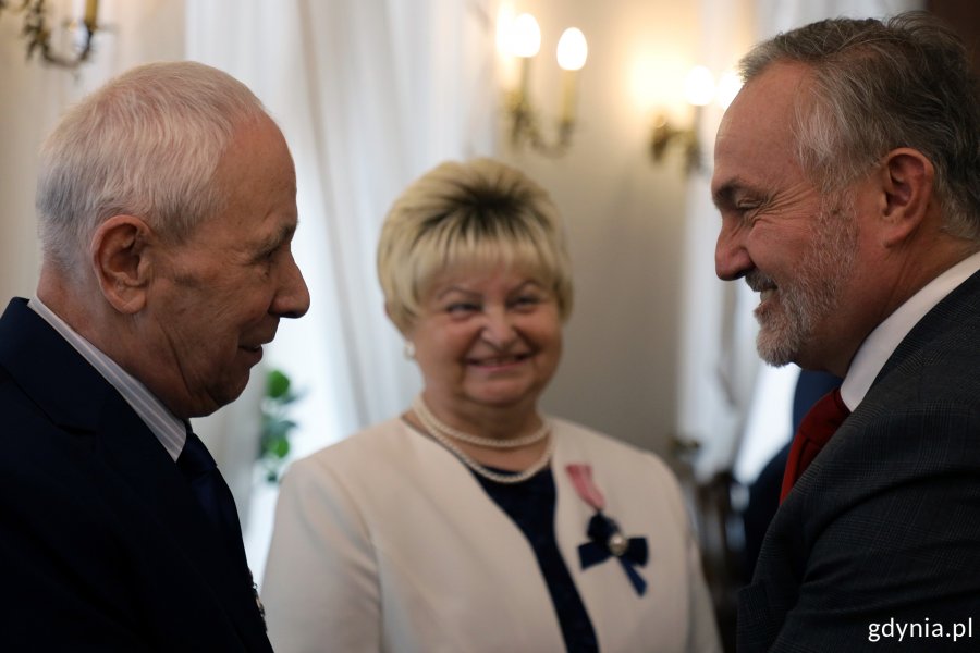 Prezydent Wojciech Szczurek wraz z nagrodzonymi / fot. Michał Kozłowski 