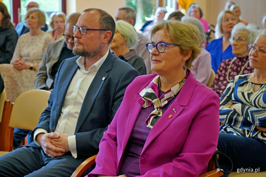 Mariusz Bzdęga - dyrektor zarządzający ds. kultury i aktywności mieszkańc&oacute;w i radna miasta Teresa Bysewska podczas uroczystości z okazji 91. urodzin Przemysława Dyakowskiego