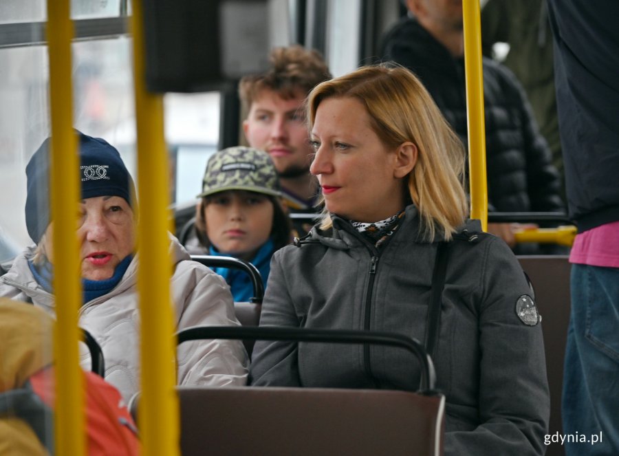 Pasażerowie uczestniczący w przejeździe specjalnym Ikarus&oacute;w w Gdyni 