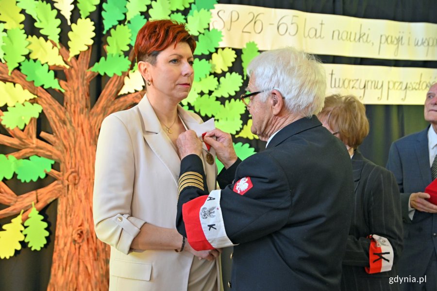 Anna Pączek – dyrektorka Szkoły Podstawowej nr 26 podczas odbierania Złotego Medalu „Wierni Akowskiej Przysiędze” z rąk Tomasza Kuplickiego - wiceprezesa okręgu pomorskiego Światowego Związku Żołnierzy Armii Krajowej