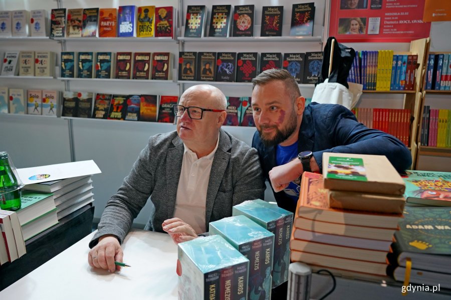 Maciej Siembieda z jednym z czytelnik&oacute;w podczas Targ&oacute;w Książki w Gdyni 