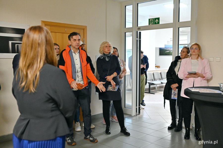 Uczestnicy wernisażu podczas oficjalnego otwarcia wystawy &bdquo;Gdynia Miasto Modernizmu&rdquo; 