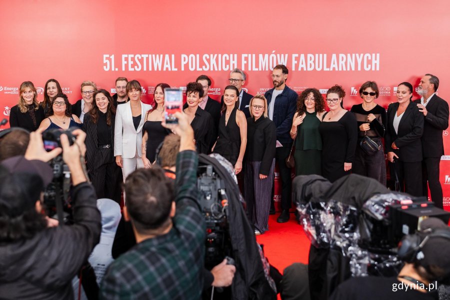 Złote Lwy przyznano produkcji &bdquo;Przez ścianę". Na zdjęciu: tw&oacute;rcy filmu (fot. Karol Stańczak)