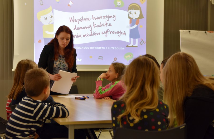 Spotkanie z przedstawicielem Fundacji Dbam o mój z@sięg przyniosło domowe kodeksy odpowiedzialnego korzystania z mediów cyfrowych, fot. Kamil Złoch