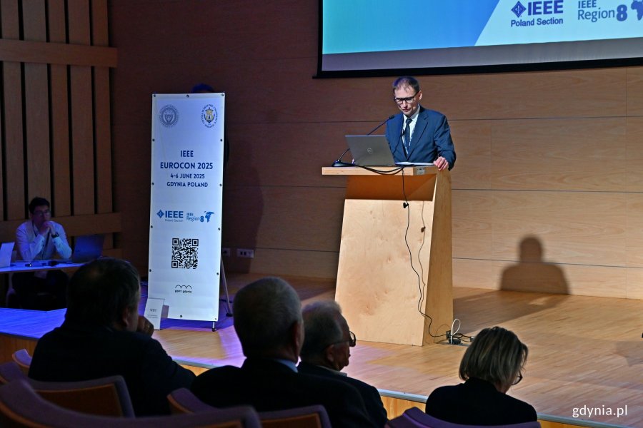 Łukasz Dąbrowski – kierownik Referatu Transformacji Energetycznej Urzędu Marszałkowskiego Województwa Pomorskiego przemawiający podczas otwarcia 21. edycji International Conference on Smart Technologies – IEEE EUROCON 2025 w Pomorskim Parku Naukowo-Technologicznym 