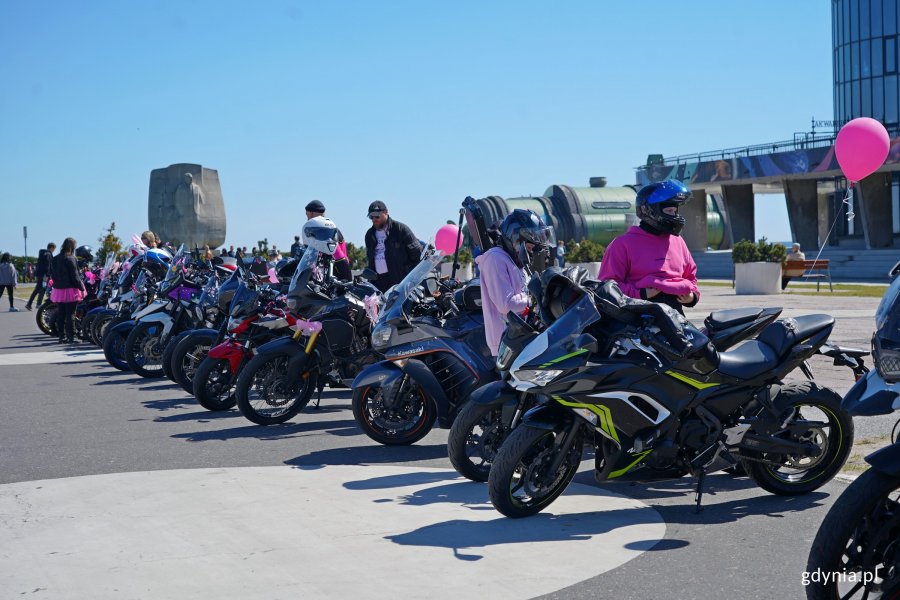 Uczestniczki i ich motocykle na mecie przejazdu charytatywnego na rzecz zdrowia kobiet 