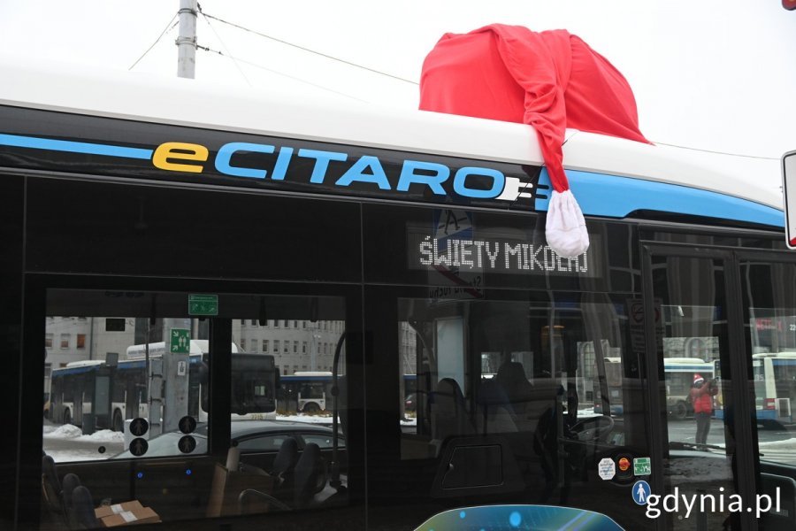 Specjalny autobus z napisem: święty Mikołaj