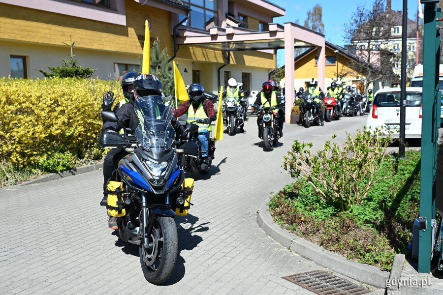 Motocykliści na motorach