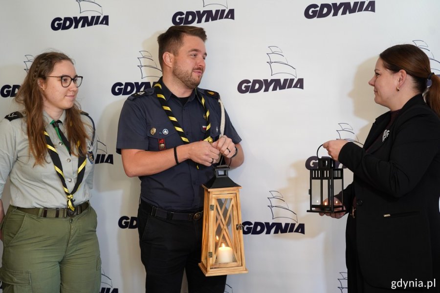 Harcerze z ZHP Gdynia i prezydent Aleksandra Kosiorek z betlejemskim światłem