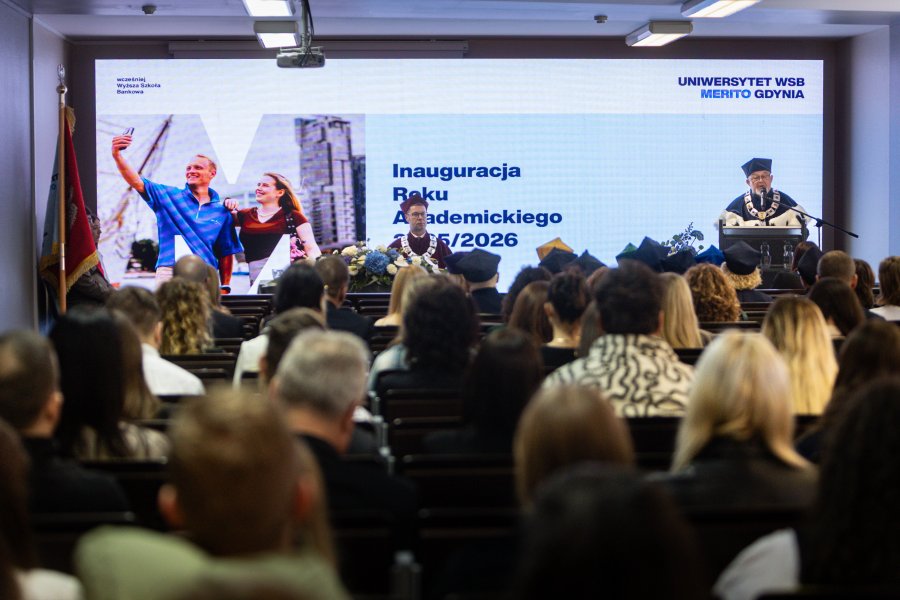 Rektor dr hab. Jan Wiśniewski, prof. UWSB Merito podczas przemówienia na inauguracji roku akademickiego 2025/2026 na Uniwersytecie WSB Merito Gdynia