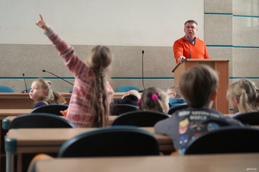 Dziewczynka z podniesioną w górę ręką