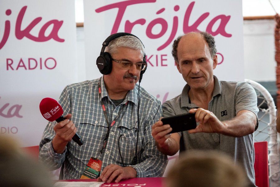 Marek Niedźwiecki - plenerowe studia Polskiego Radia nadają z Gdyni przed „Lato z Radiem Festiwal”, fot. Dawid Linkowski
