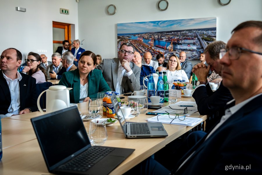 Posiedzenie sejmowej Komisji Infrastruktury w Porcie Gdynia – prezydent Gdyni Aleksandra Kosiorek, obok poseł na Sejm RP Rafał Siemaszko (fot. Kamil Złoch)