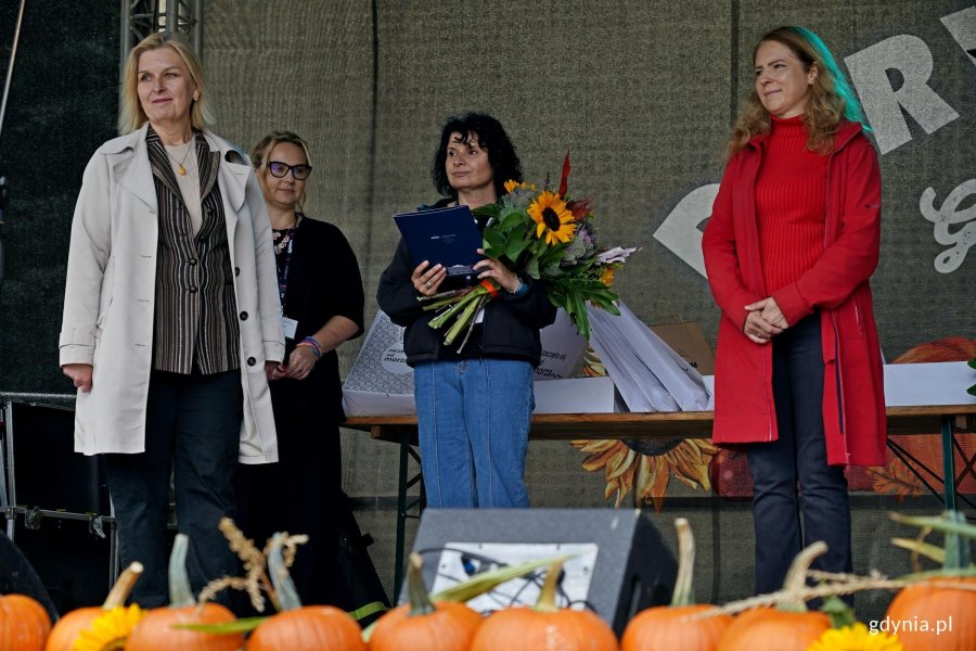 Beata Zastawna &ndash; przewodnicząca Rady Miasta Gdyni i Hanna Niedźwiecka-Pasternak &ndash; zastępca naczelnika Wydziału Ogrodnika Miasta podczas gali finałowej konkursu &bdquo;Gdynia w kwiatach&rdquo;