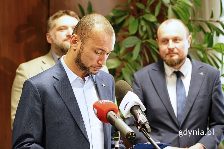Marcus da Silva, radny Gdyni, stojący przy mikrofonach