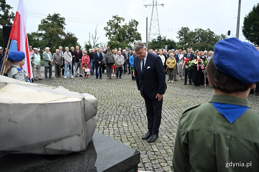 Uroczystości pod pomnikiem Ofiar Grudnia 1970 w ramach gdyńskich obchodów 45. rocznicy zakończenia strajków i podpisania porozumień sierpniowych. Poseł na sejm Michał Kowalski (fot. Michał Puszczewicz)