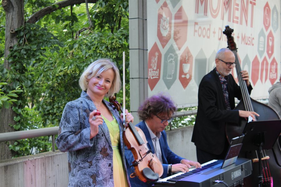Podczas finału gdyńskiej loterii grał zespół Swing Violin Trio, fot. Magda Śliżewska