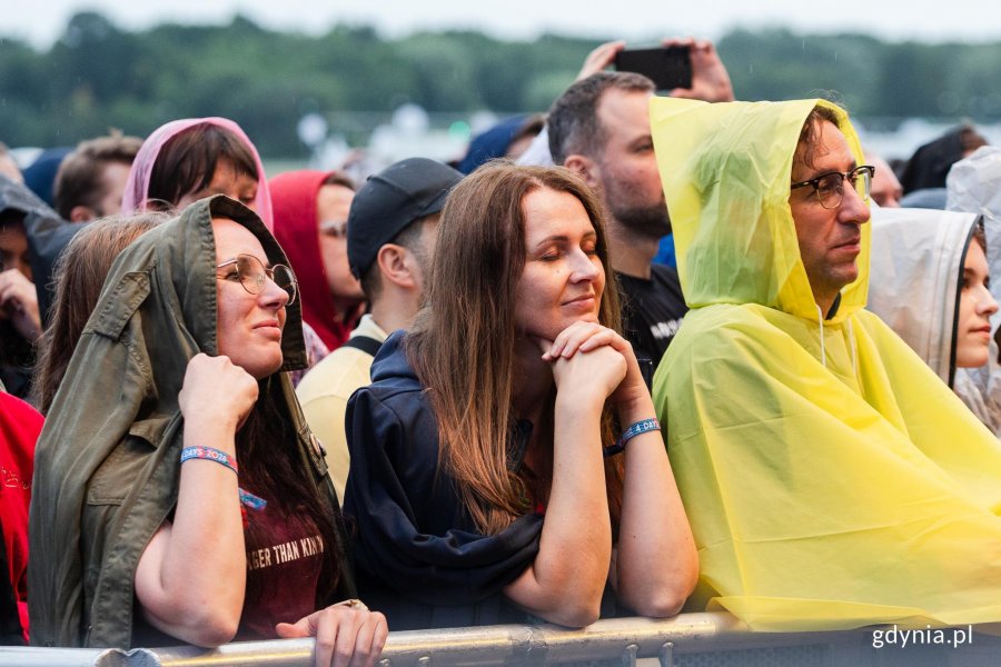Uczestnicy festiwalu pod sceną gł&oacute;wną podczas jednego z koncert&oacute;w 