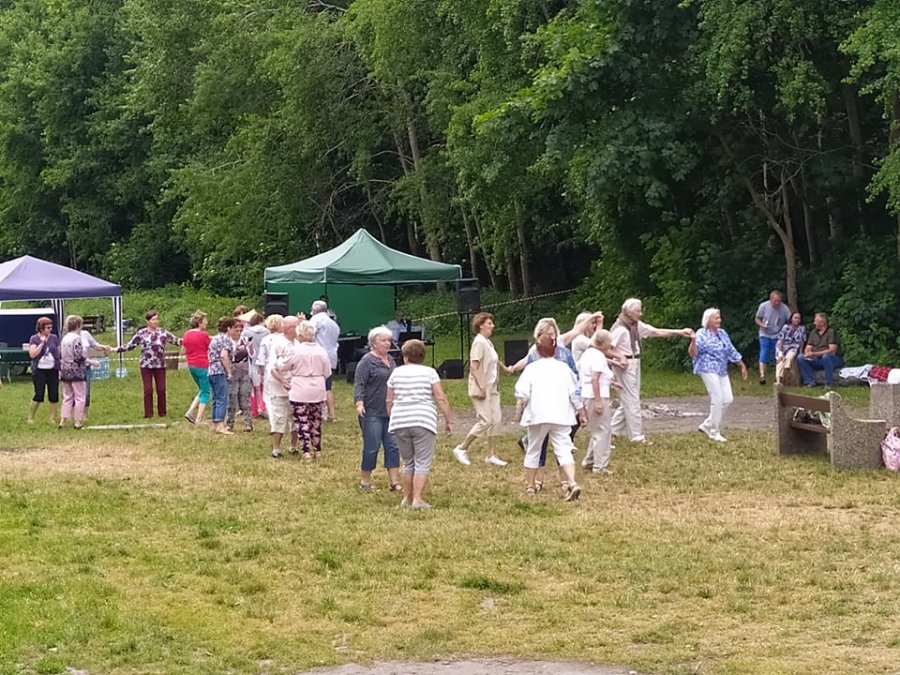 Seniorzy podczas pikniku na Polance Redłowskiej w Gdyni// fot. Piotr Hibner