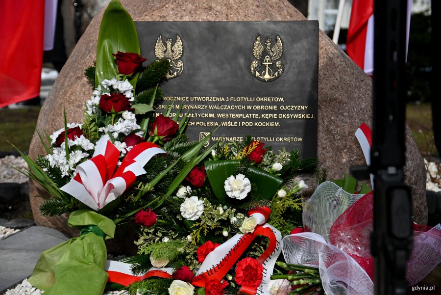 Tablica poświęcona pamięci polskich marynarzy walczących w obronie ojczyzny w 1939 roku na Morzu Bałtyckim, Westerplatte, Kępie Oksywskiej, Helu, rzekach Polesia, Wiśle oraz pod Kockiem // fot. Marcin Mielewski