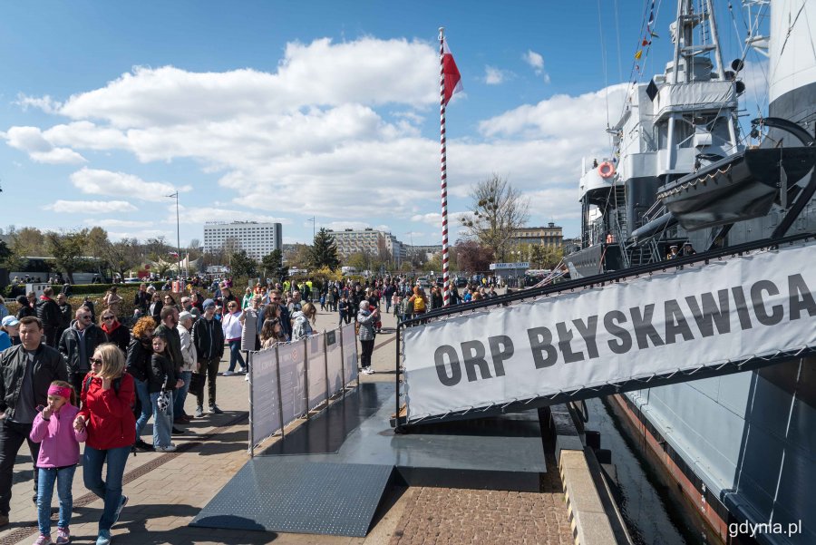 Przy ORP „Błyskawicy”, na nabrzeżu Pomorskim odbyły się uroczystości Dnia Flagi RP z udziałem wojskowej asysty honorowej, fot. Kamil Złoch