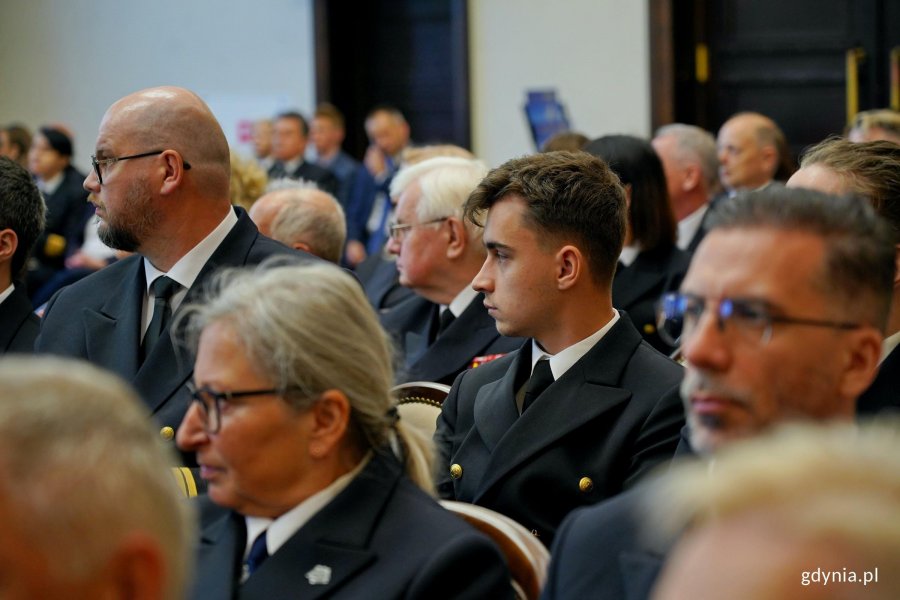 Uczestnicy uroczystego posiedzenia senatu uczelni z okazji 106. rocznicy utworzenia Uniwersytetu Morskiego 