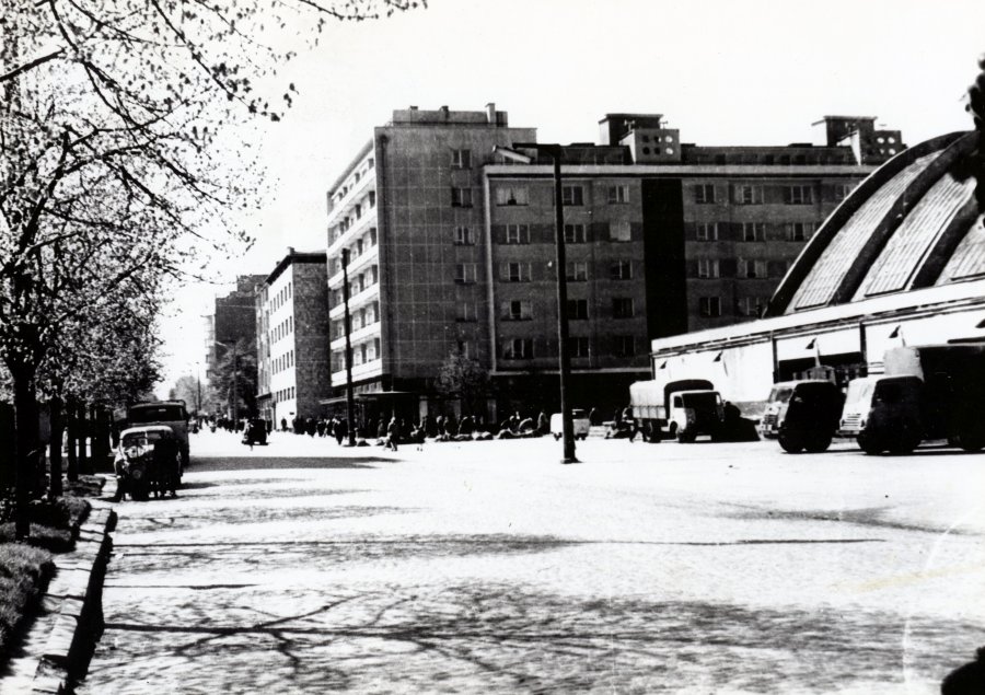 Ulica 3 Maja, ujęcie od ul. Jana z Kolna na wysokości Hali Targowej, fot. Ewa Grabowska, lata 60. XX w. (zbiory Muzeum Miasta Gdyni)