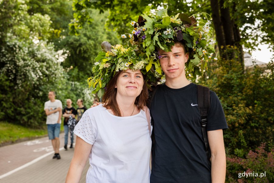 Kobieta i chłopak pozują do zdj. w wiankach