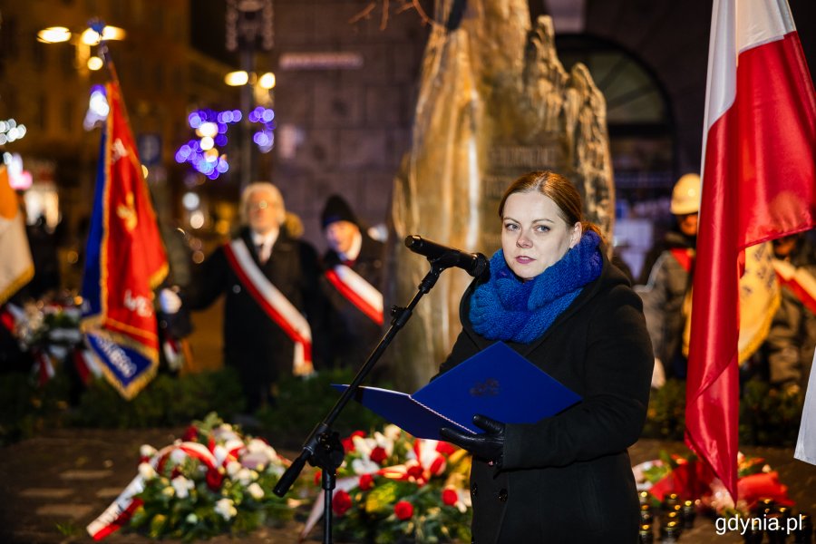 Prezydent Gdyni Aleksandra Kosiorek przemawia przed pomnikiem