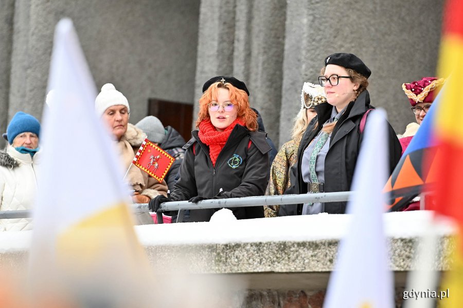 Uczestnicy orszaku przed kościołem pw. Najświętszego Serca Pana Jezusa