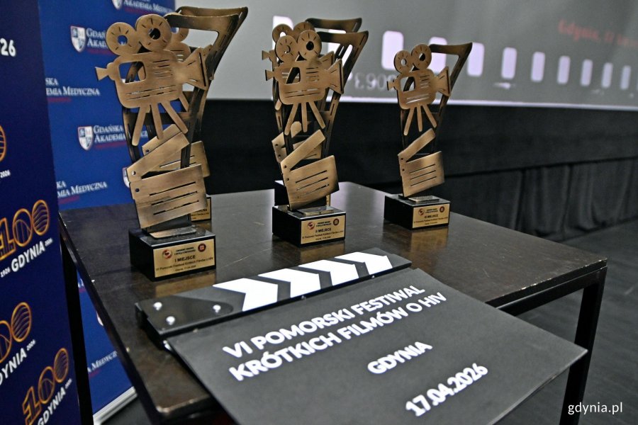 Statuetki wręczane laureatom Pomorskiego Festiwalu Kr&oacute;tkich Film&oacute;w o HIV