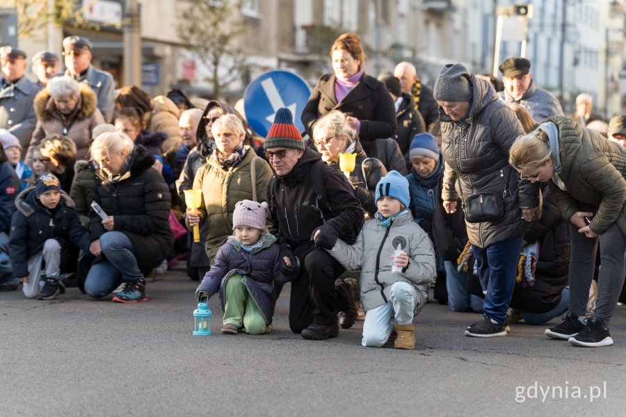Uczestnicy Gdyńskiej Drogi Krzyżowej na ul. Świętojańskiej