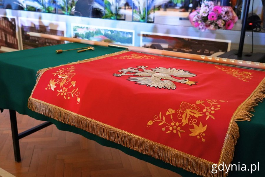 Nowy sztandar Zespołu Szkół Chłodniczych i Elektronicznych (fot. Magdalena Starnawska)