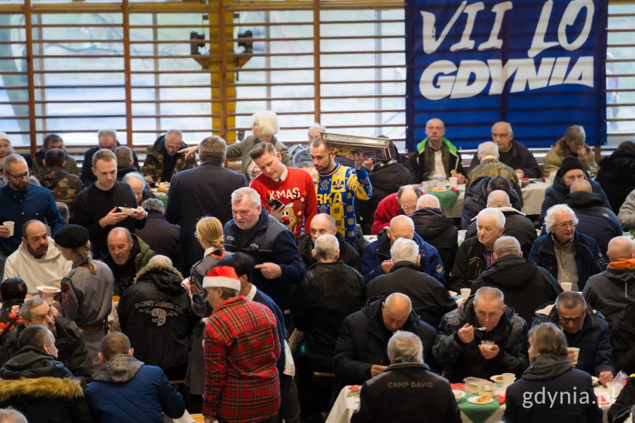 Uczestnicy gdyńskiej wigilii dla samotnych i potrzebujących przy świątecznych stołach