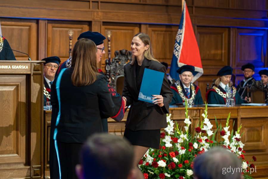 Mgr inż. Marina Galanina, prezydent Gdyni Aleksandra Kosiorek i rektor PG prof. dr hab. inż. Krzysztof Wilde. Inauguracja roku akademickiego 2025/2026 na Politechnice Gdańskiej (fot. Kamil Złoch)