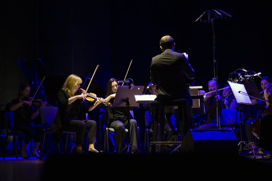 Orkiestra na scenie.