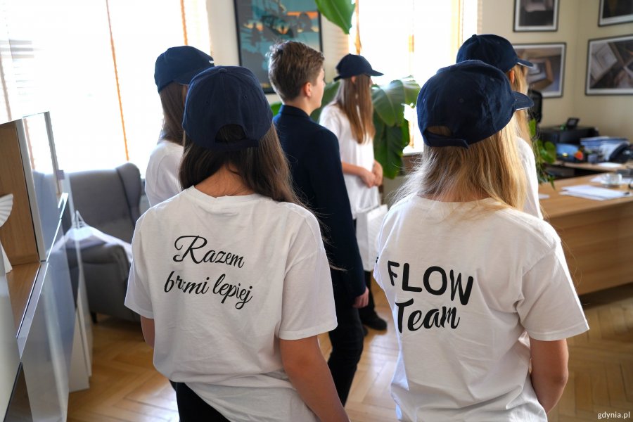 Dziewczyny w koszulkach z napisem na plecach: Flow Team, razem brzmi lepiej