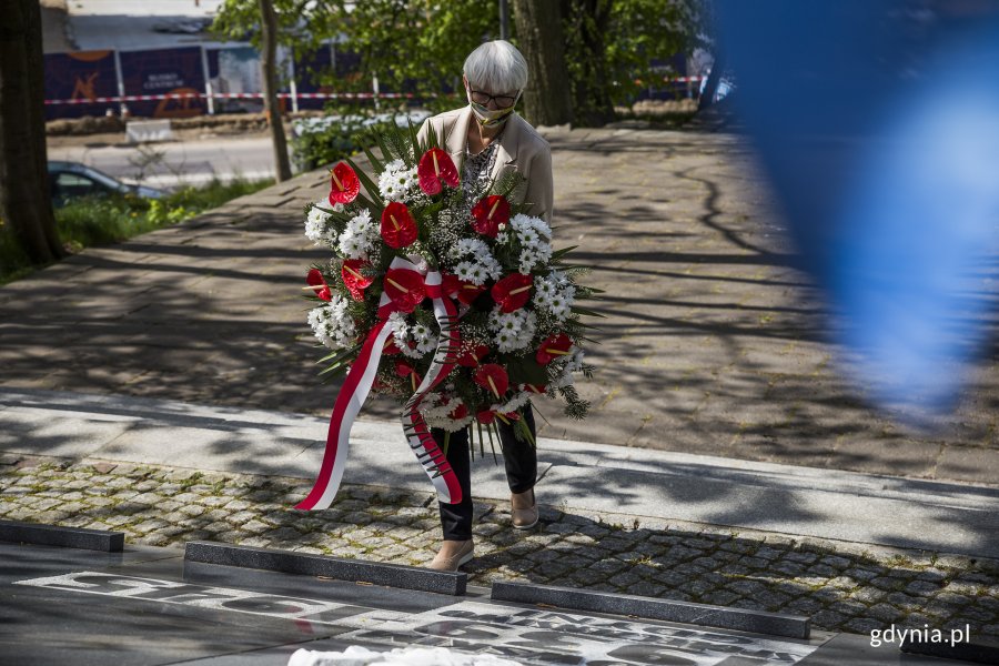 W samo południe przewodnicząca Rady Miasta Joanna Zielińska złożyła wieniec na cmentarzu im. Obrońców Wybrzeża/fot. Przemysław Kozłowski