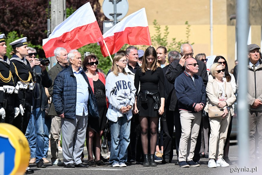 Uczestnicy uroczystości z okazji Święta Narodowego Trzeciego Maja zgromadzeni przy pomniku Konstytucji 3 Maja 
