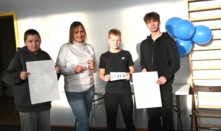 Młodzi chłopcy i kobieta z planszami