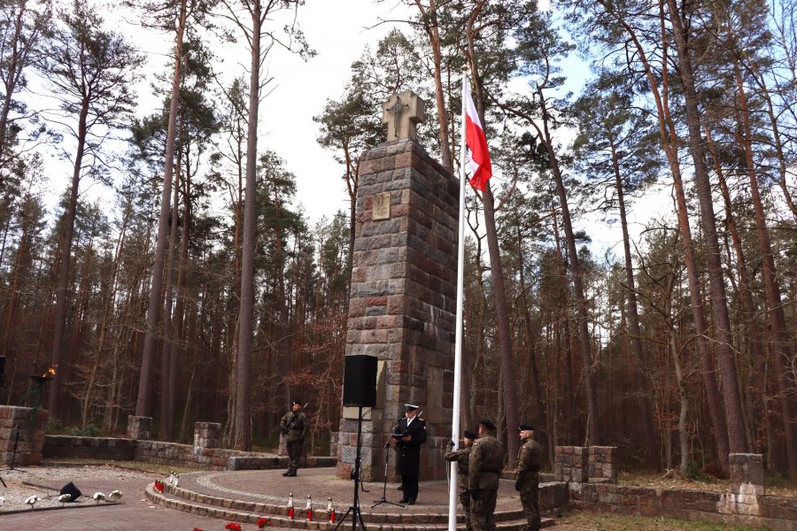 Uroczystości pod pomnikiem Ofiar Piaśnicy (fot. materiały prasowe IPN w Gdańsku)