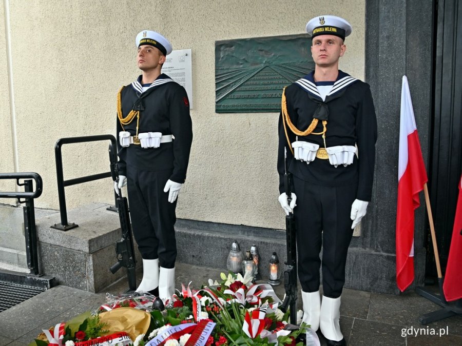 Posterunek honorowy przy tablicy pamiątkowej na fasadzie Dworca PKP Gdynia Główna podczas uroczystości upamiętniających 84. rocznicę wysiedlenia ludności polskiej z Gdyni