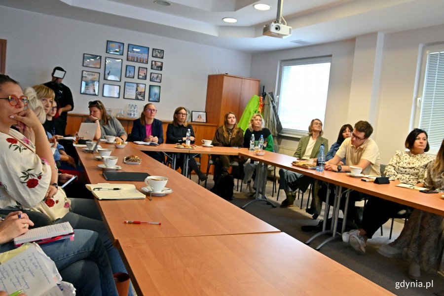 Wiceprezydentka Gdyni Oktawia Gorzeńska oraz uczestnicy spotkania „Edukacja i rynek pracy – uczniowie w obliczu zawodowych wyzwań” zorganizowanego przez Powiatowy Urząd Pracy w Gdyni 