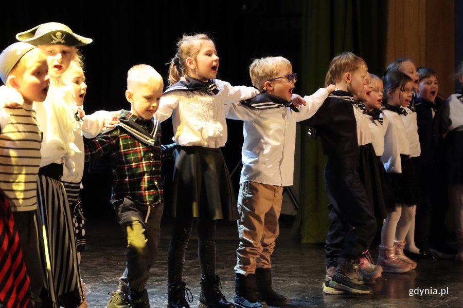  &bdquo;Ahoj, hip, hip hura, Gdynia 100 lat ma&rdquo;, na zdjęciu dzieci z Przedszkola Nr 60 W Zsp Nr 5 w Gdyni (fot. Katarzyna Balcerzak)