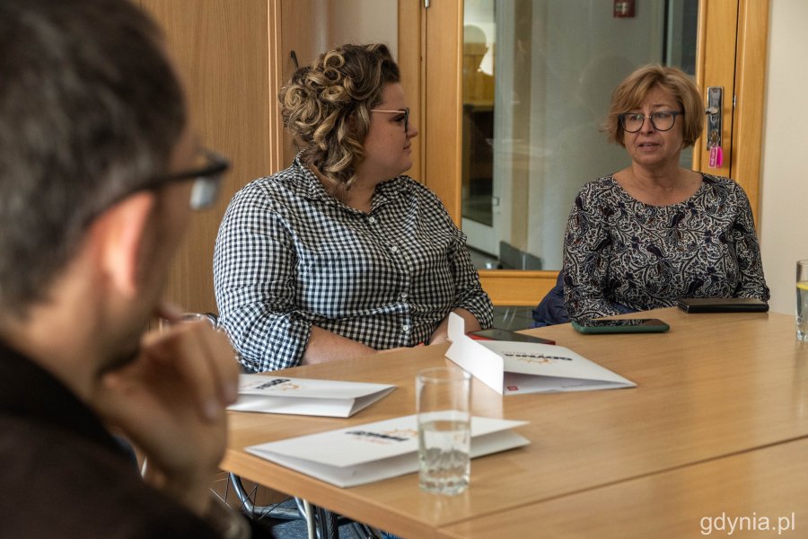 Od lewej: Marta Czachor z Wydziału Dostępności Urzędu Miasta Gdyni oraz Beata Wachowiak-Zwara - pełnomocnik prezydenta Gdyni ds. osób z niepełnosprawnością podczas spotkania z urzędnikami z Krosna // fot. Paweł Kukla